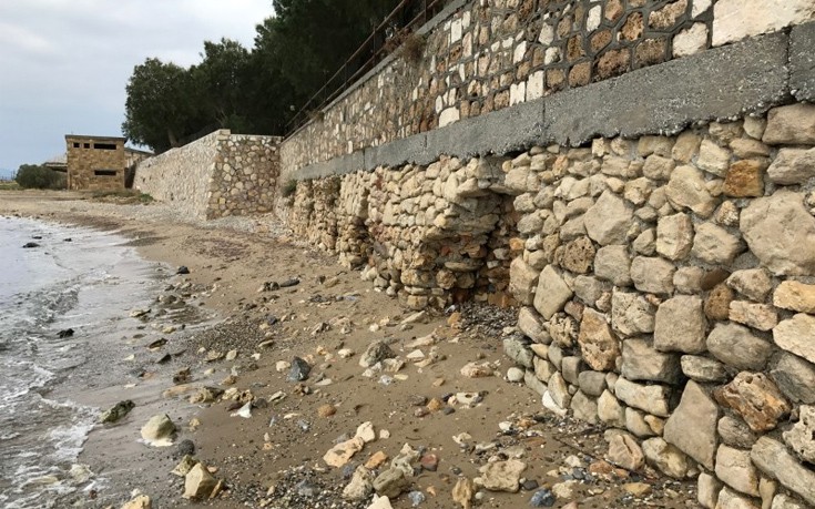 Χανιά: Καταρρέει ο τοίχος στην Ακτή Κανάρη (φωτό)